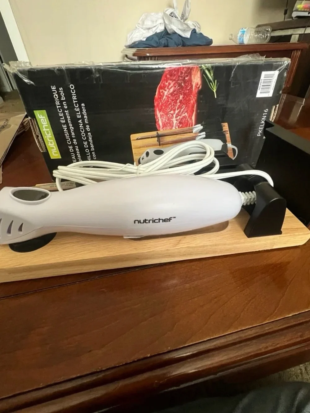 Nutrichef Electric Carving Knife Set with Wooden Block - White